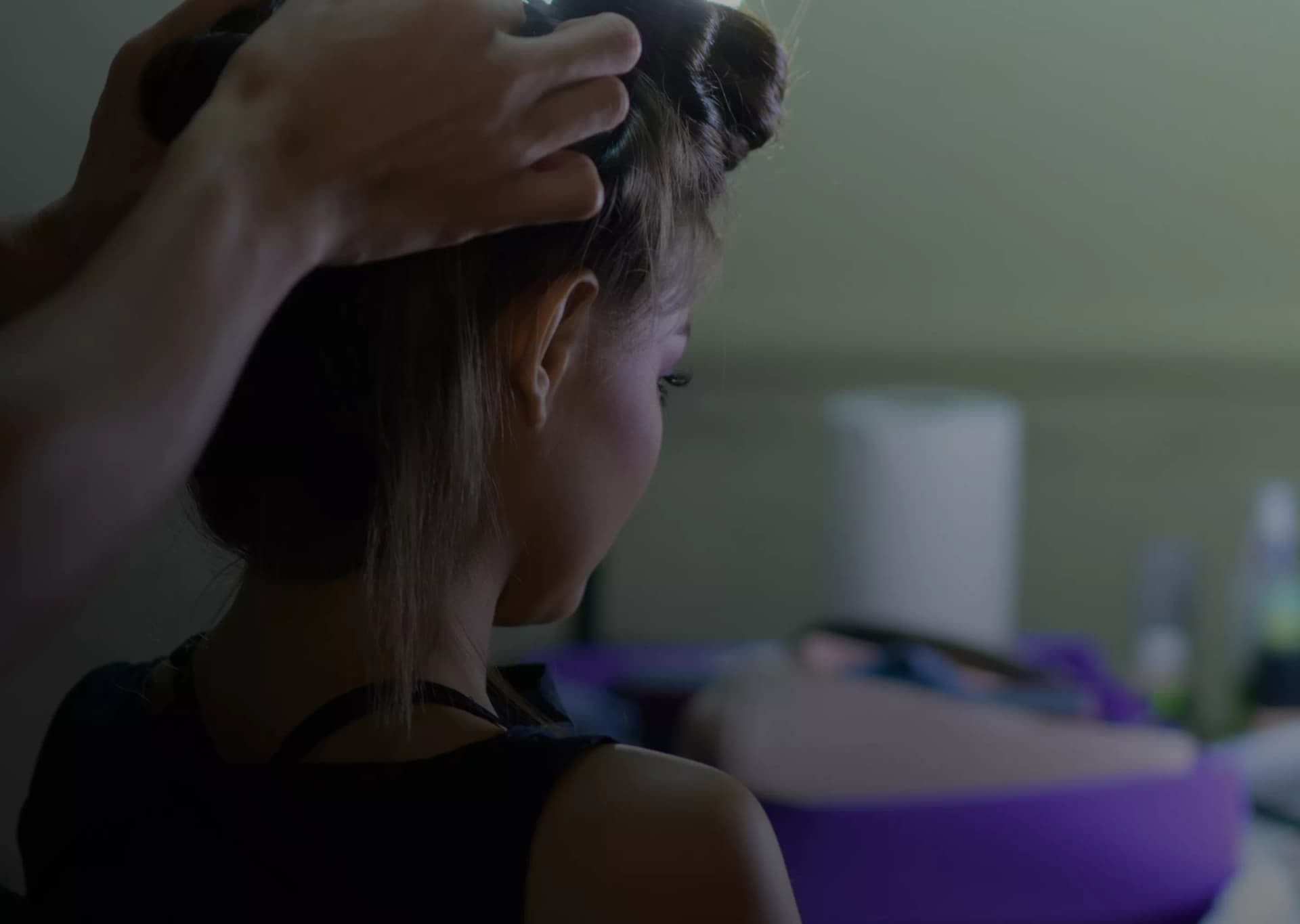 Un professionnel réalisant une coupe