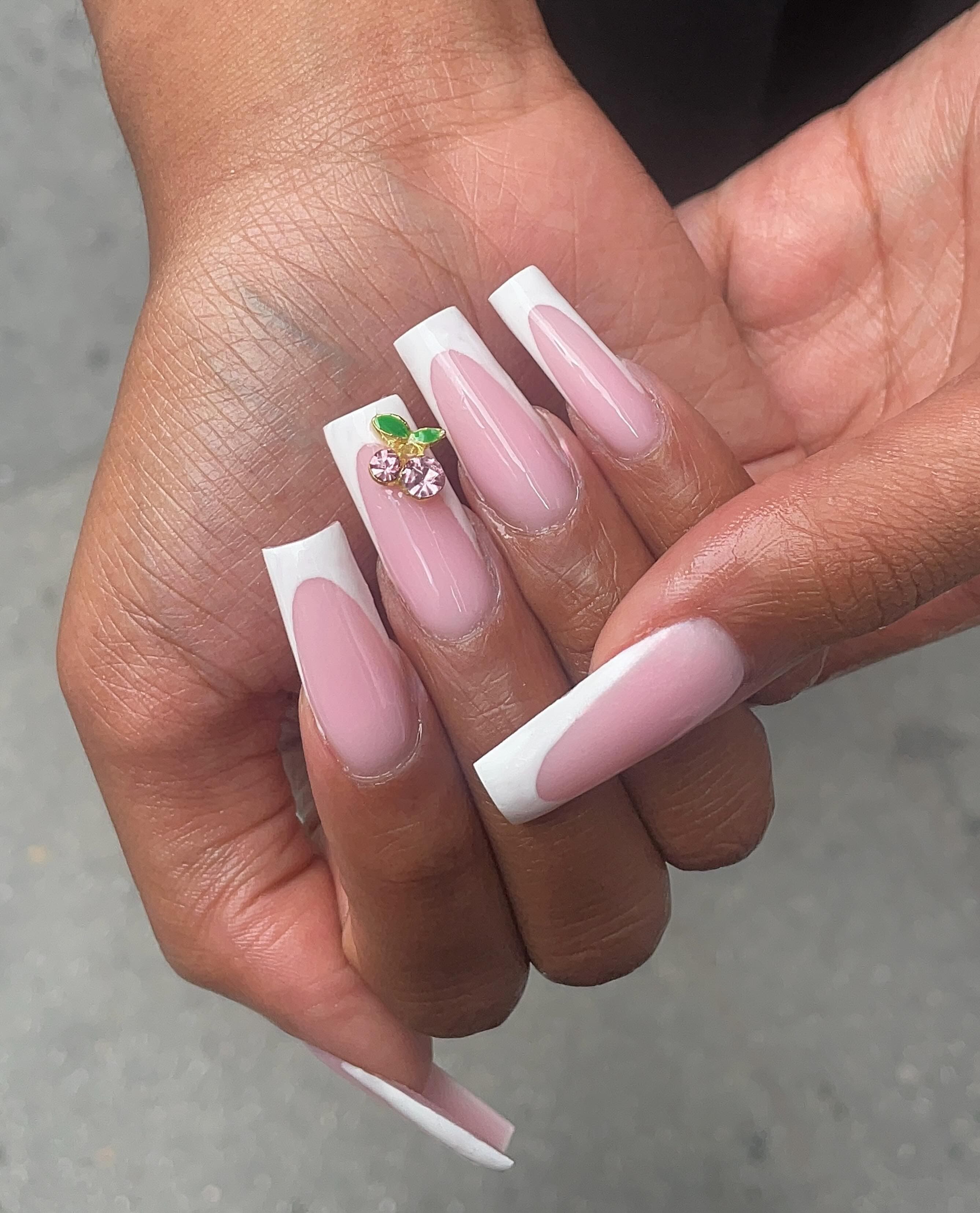 Prestations d'onglerie à Paris 75018. Spécialiste ongles gel, sur rendez-vous.