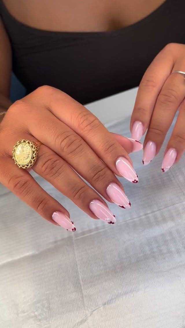 Prestations d'onglerie à Paris 75018. Spécialiste ongles gel, sur rendez-vous.