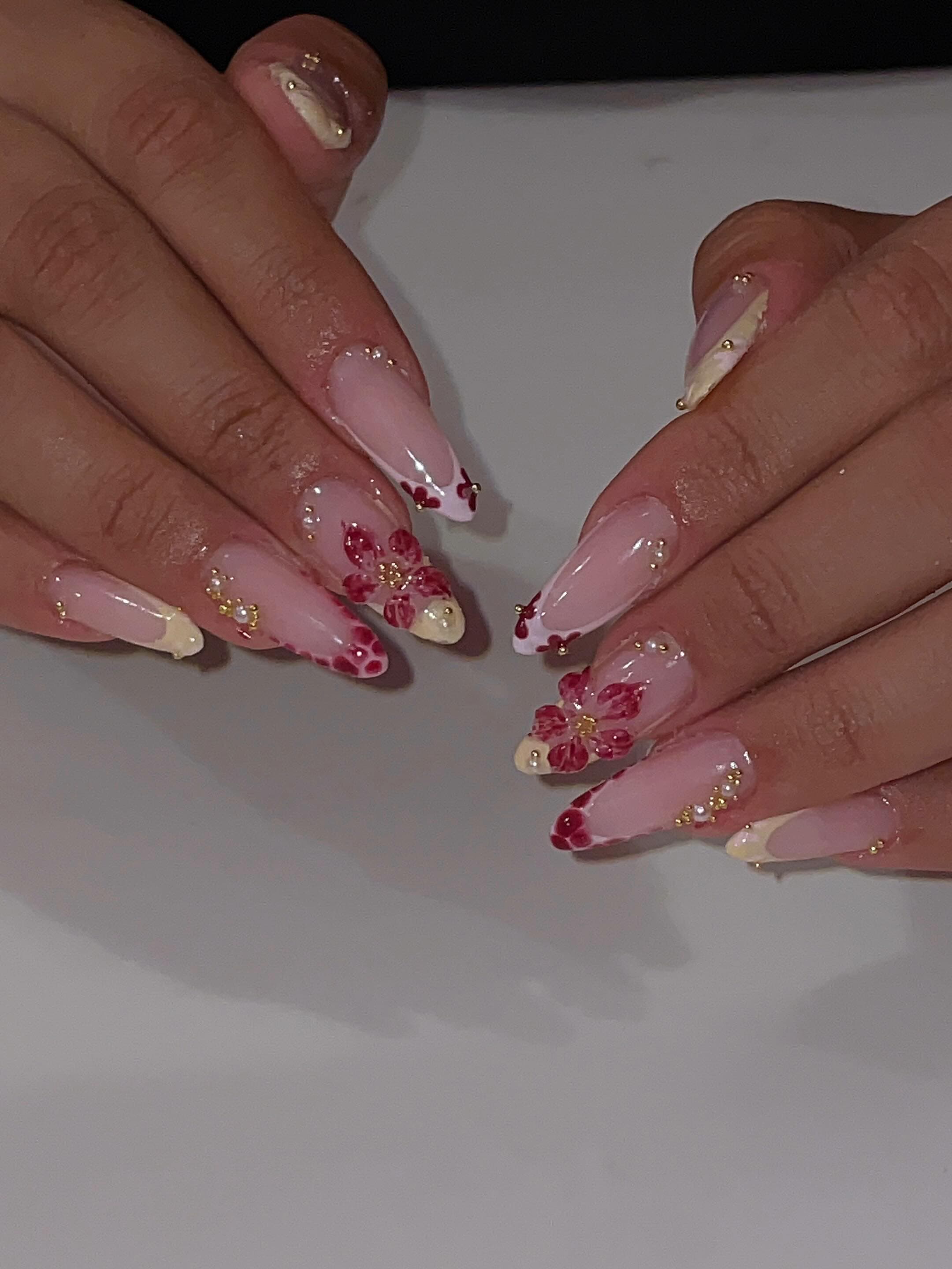 Prestations d'onglerie à Paris 75018. Spécialiste ongles gel, sur rendez-vous.